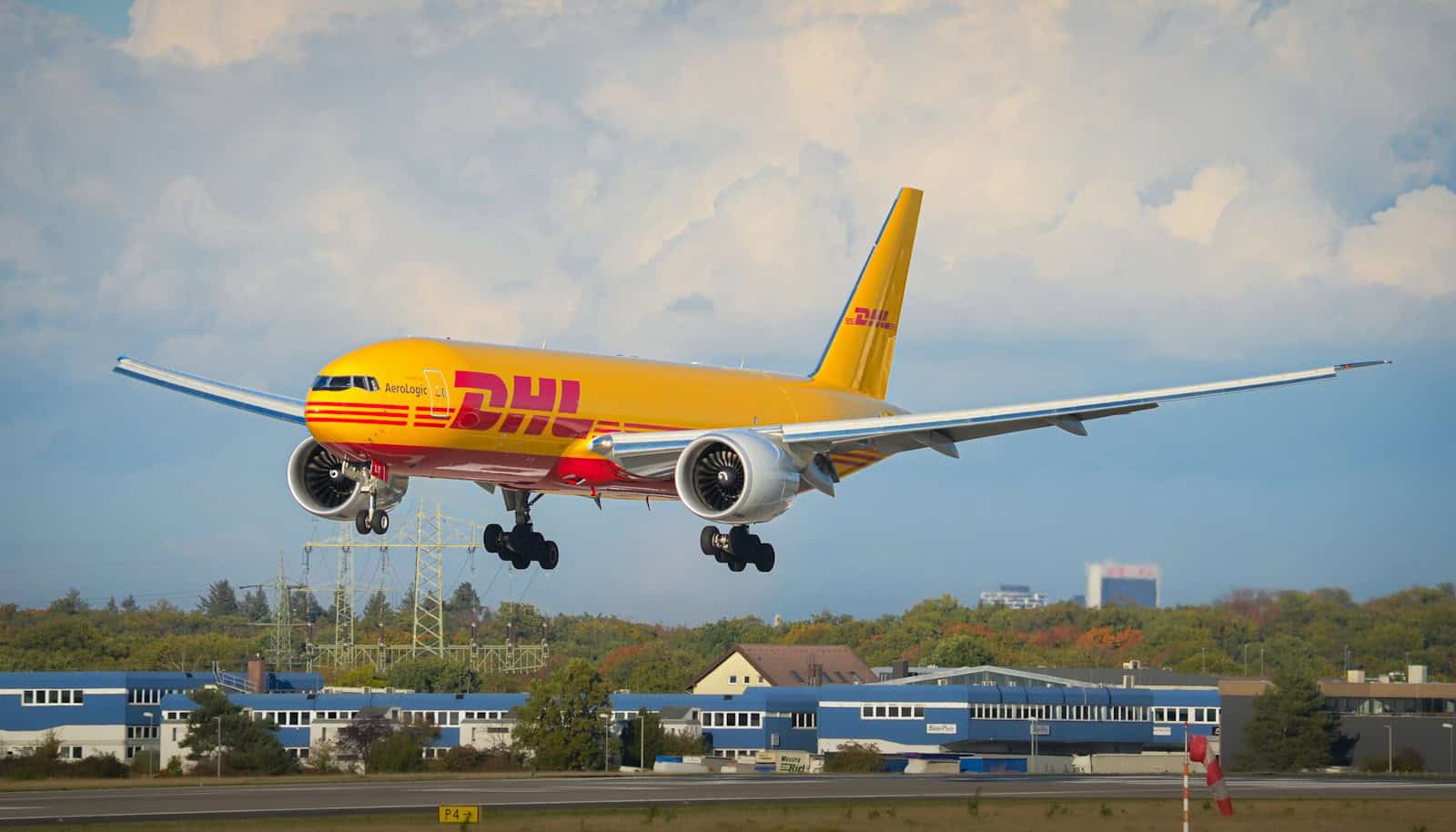 Avião de carga pousando, ilustrando trading via Guarulhos