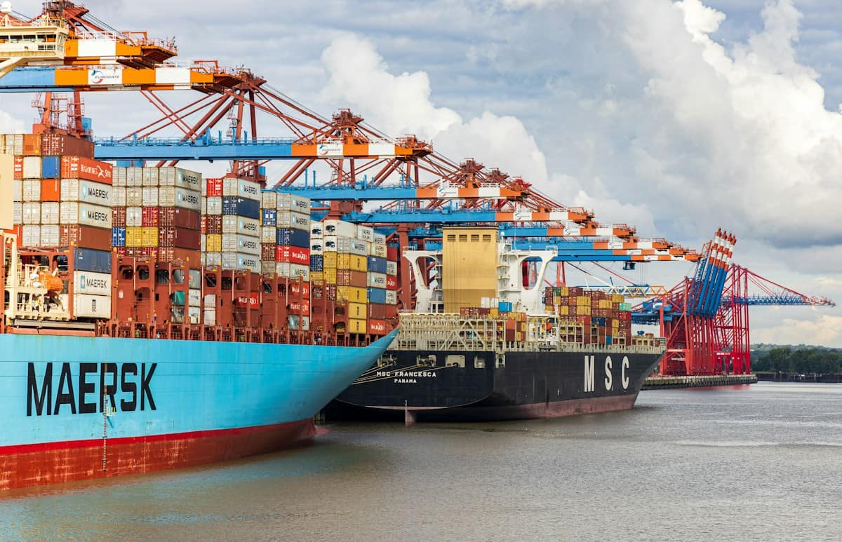 Navio de carga atracado em porto representando trading no Paraná e importação por Paranaguá
