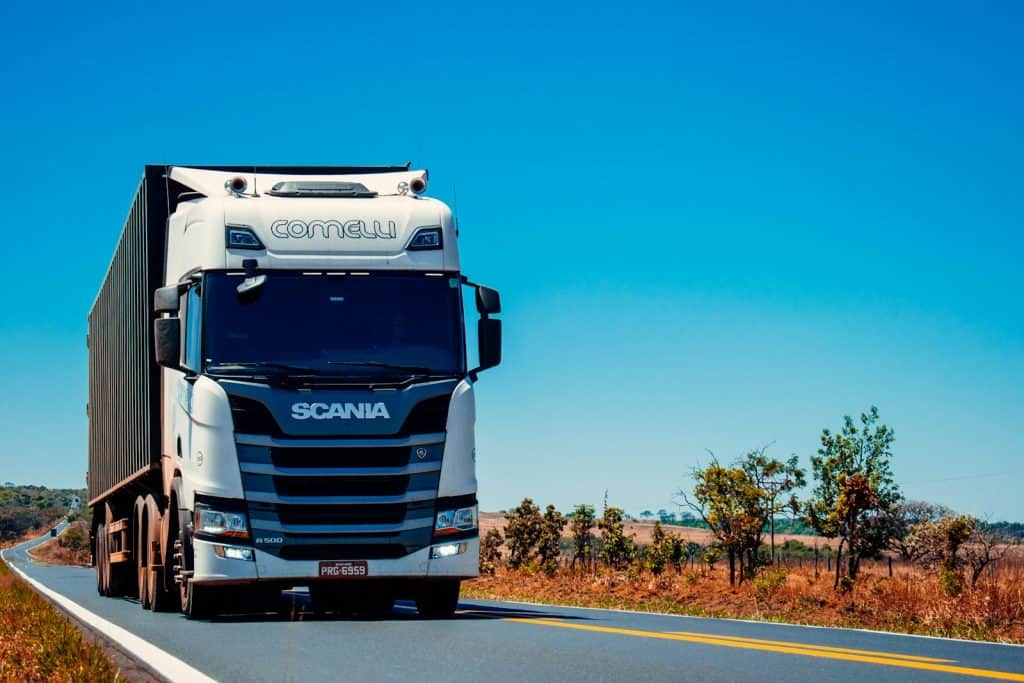 Caminhão de carga em rodovia — trading no Rio Grande do Sul e entrega de mercadoria importada