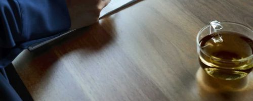 Pessoa preenchendo documentos em mesa de escritório, ilustrando a escolha do CNAE para importação