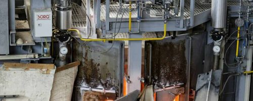 Máquinas industriais em fábrica representando a importação de máquinas usadas