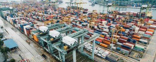 Vista aérea de terminal de contêineres, ilustrando a importação pelo Porto de Itapoá