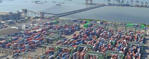 Vista aérea de porto com contêineres, ilustrando a importação de produtos da Índia para o Brasil