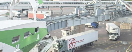 Caminhão parado em terminal de carga, ilustrando o manifesto de carga na importação (CE-Mercante, CCT e MDF-e)