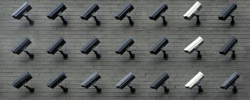 Câmeras de segurança CFTV importadas instaladas em parede, tema de classificação fiscal NCM e homologação Anatel