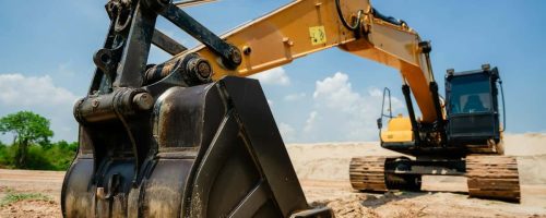 Escavadeira hidráulica importada em canteiro de obras, ilustrando classificação NCM de máquinas pesadas