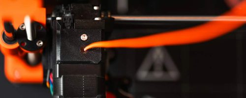 Detalhe do bico extrusor de uma impressora 3D importada, tema de classificação fiscal NCM