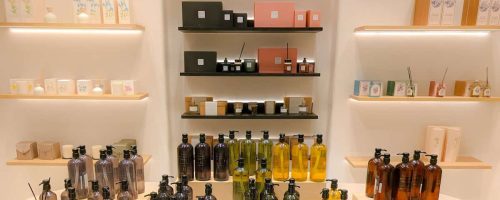 Importação de cosméticos da China Produtos de cosméticos em prateleira, ilustrando o custo de importar cosméticos da China
